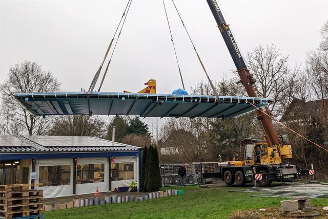 Anlieferung des Kinderschwimmbeckens für das Freibad Dellwig mit einem Schwertransport.