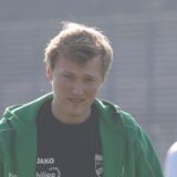 Christian Brüse geht über das Feld.