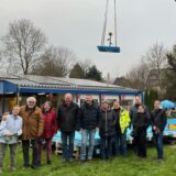 Viele Vereinsmitglieder des Freibads stehen vor dem neuen Kinderbecken des Freibads Dellwig.