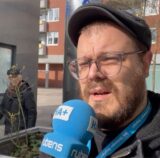 Reporter Mathias Gaumann schaut in die Kamera und spricht in ein Mikrofon.