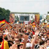 Ein Fahnenmeer in Schwarz-Rot-Gold in Berlin: Fans bejubeln die deutsche Nationalmannschaft während der Abschlussparty auf der Straße des 17. Juni im Jahr 2006.
