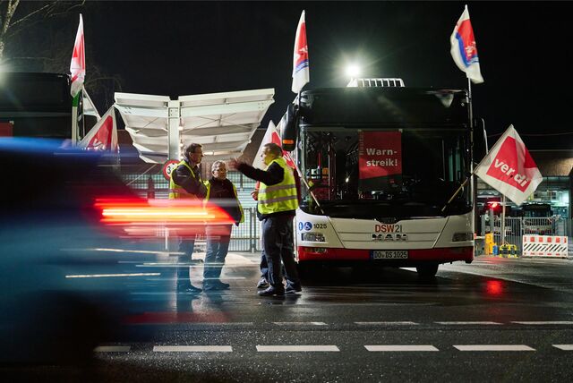 Busse stehen vor einem Depot der Dortmunder Verkehrsbetriebe DSW21.