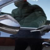 Ein zerkratzt den Lack eines Autos