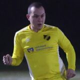 Timo Dabruck spielt einen Pass.