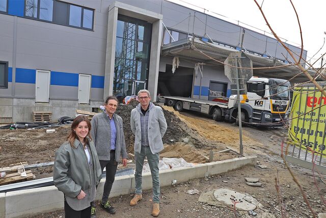 Denise Kriesten (Head of Marketing der CAR GmbH & Co.KG), Frank Jürgens (Geschäftsführer der FZT Automotive GmbH )und Jörg Muci (Head of Sales der CAR GmBH & Co. KG) stehen vor der neu gebauten Lagerhalle.