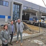 Denise Kriesten (Head of Marketing der CAR GmbH & Co.KG), Frank Jürgens (Geschäftsführer der FZT Automotive GmbH )und Jörg Muci (Head of Sales der CAR GmBH & Co. KG) stehen vor der neu gebauten Lagerhalle.