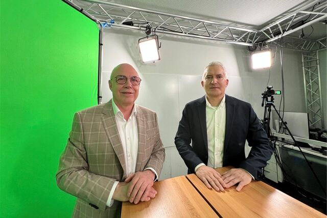 Matthias Fischer (l.), Geschäftsführer der Unnaer Kreis-Bau- und Siedlungsgesellschaft (UKBS), stellte sich im Video-Interview den Fragen von Redakteur Marcus Land.