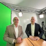 Matthias Fischer (l.), Geschäftsführer der Unnaer Kreis-Bau- und Siedlungsgesellschaft (UKBS), stellte sich im Video-Interview den Fragen von Redakteur Marcus Land.