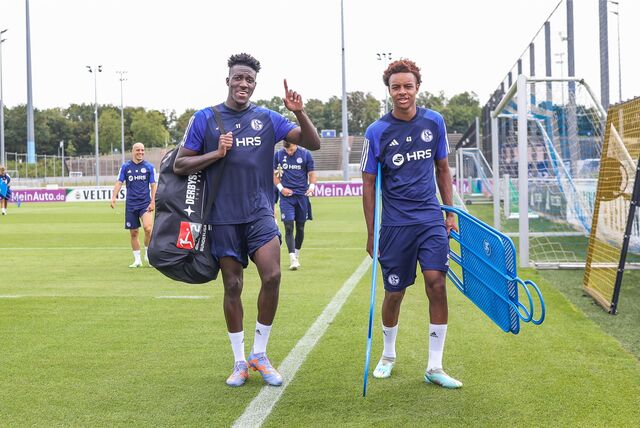 Bryan Lasme (l.) und Assan Ouedraogo vom FC Schalke 04