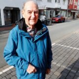 Rudi Weißner vor dem Behindertenparkplatz an der Bahnhofstraße in Kamen.