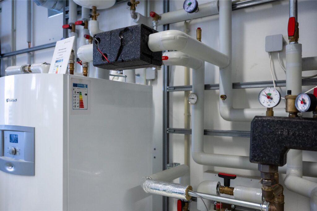 Eine Wärmepumpe steht in einem Raum im Kompetenzzentrum der Innung Sanitär, Heizung und Klima Berlin.