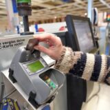 Eine Frau bezahlt bei Ikea mit ihrer EC-Karte.