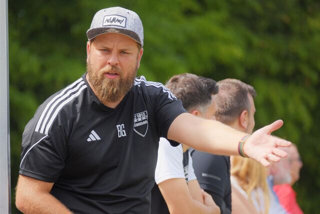 Ben Gottstein coacht an der Seitenlinie.