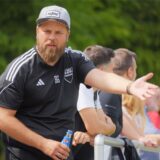 Ben Gottstein coacht an der Seitenlinie.