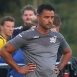 SV Südkirchens Trainer Deniz Sahin schaut vom Spielfeldrand zu.