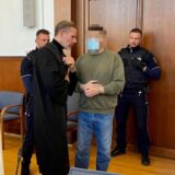 Der Angeklagte vor dem Landgericht im Gespräch mit seinem Verteidiger.