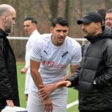 SG Gahmens Trainer Kadir Kaya spricht mit Ahmed Ersoy.