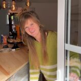 Anna-Lena Schultz öffnet die Tür ihres Cafés Törtchenschmiede