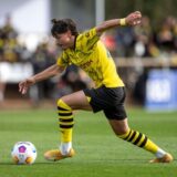 Guille Bueno führt den Ball.