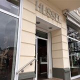 Hussel in Unna geschlossen: Die Tür war am Freitagvormittag (1.03.) noch kurzzeitig geöffnet, doch im Inneren war es dunkel, die Auslagen leergeräumt.