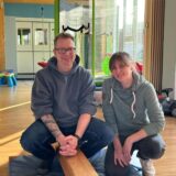 Oliver Schilling und Sharon Wisse betreuen Kinder in der Großkindertagespflege Steppke Stub’n.