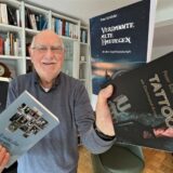 Peter Schröder mit seinen Büchern.