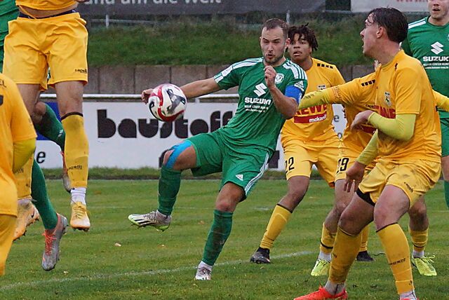Moritz Müller (M.) und der Holzwickeder SC treten am Sonntag beim BSV Schüren an.