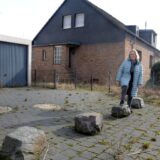 Hildegard Fuchs-Babiel steht auf ihrem Grundstück auf der Schwerter Heide.