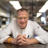 Corona hat soviel verändert und in der Nach-Corona-Zeit haben wir jetzt den Salat – sagt Günther Overkamp. Gegen drohende Gastronomie-Schließungen hilft nur eines: Die Gäste müssen reichlich kommen.