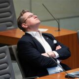 Prof. Dr. Daniel Zerbin ist AfD-Fraktion im NRW-Landtag und sitzt mit verschränkten Armen im Landtag.