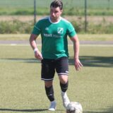 Justin Schulze Weiling schießt einen Ball.