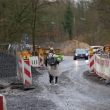Parkplätze? Fehlanzeige. Rund um die Sporthalle an der Dammwiese gibt es mehr Baustelle als PKW-Abstellfläche.