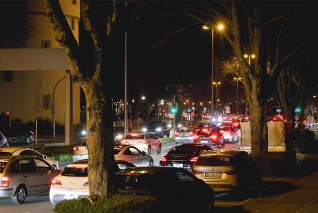 Der Verkehr auf dem Dortmunder Wall staut sich in der Nacht stark. Viele Raser und Poser sind unterwegs.