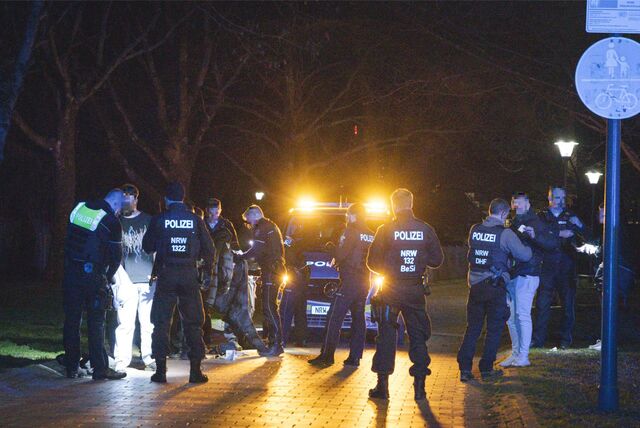 Polizisten nehmen drei Männer im Dortmunder Keuning-Park fest.