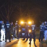 Polizisten nehmen drei Männer im Dortmunder Keuning-Park fest.