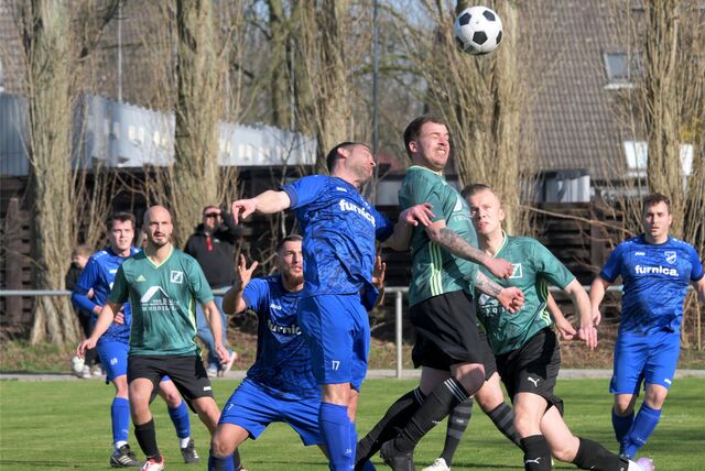 Kopfballduell TuS Niederaden gegen GS Cappenberg II
