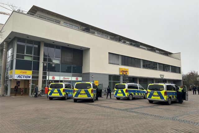 Vier Polizeiwagen sind am Montag (4.3.) zu einer Schlägerei in Dorsten alarmiert worden.
