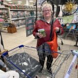 Marion Altebahne-Langkowski präsentiert die Ergebnisse ihres ersten Einkaufs im neuen Centershop in Selm. Mit ihrer Tochter wollte sie später wiederkommen.