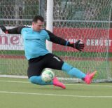 Niklas Dvorak hält einen Ball.