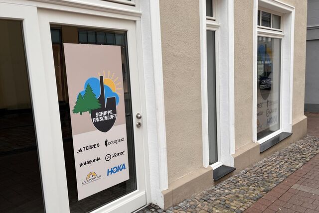 In einem Ladenlokal an der Bahnhofstraße in Unna hängt Werbung für Modemarken und der Name des Geschäfts „Schippe Frischluft“