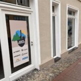 In einem Ladenlokal an der Bahnhofstraße in Unna hängt Werbung für Modemarken und der Name des Geschäfts „Schippe Frischluft“