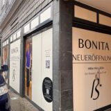 In den Schaufenstern des Modegeschäfts Bonita an der Bahnhofstraße in Unna steht groß das Wort Neueröffnung.
