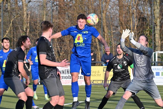 Moritz Denninghoff beim Kopfball.