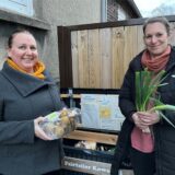 (v.l.) Daniela Surkamp und Madeleine Wolf stehen vor einem Fairteiler von Foodsharing Lünen.