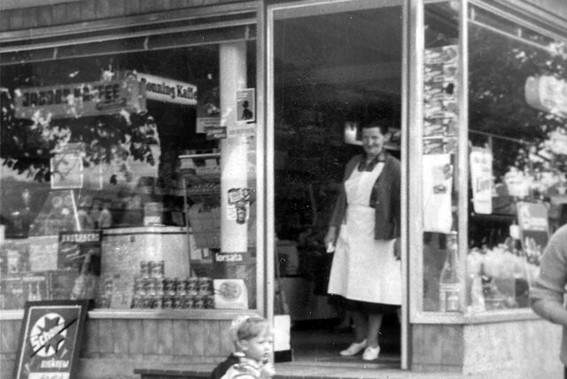 Ein Schwarzweiß-Foto zeigt den Laden an der Ostberger Straße 76 auf der Schwerterheide.