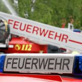 Auf dem Bild erkennt man das Schuld eines Feuerwehrwagen mit den Signalhörnern.