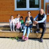 Vanja, Lubica, Boce, Elmedin und Mutter Dusanka Pelivanovic mit Friedhelm Klemp vor einer Flüchtlingsunterkunft in Holzwickede