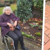 Bildmontage: Im linken Bild sitzt Dagmar Specke auf ihrem Rollator (der ihr mittlerweile gestohlen wurde) in einem Park, möglicherweise ein Friedhof. Das rechte Bild zeigt eine Nahaufnahme des Rollators.