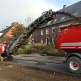 Bei Bauarbeiten in der Mühlenstraße in Unna fräst im Jahr 2020 eine Maschine den Asphalt ab