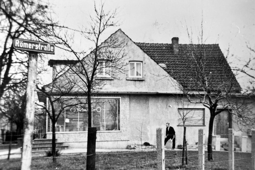 Ein Schwarzweiß-Foto zeigt das Haus mit dem Geschäft auf der Schwerterheide. Ein Schwarzweiß-Foto zeigt das Haus mit dem Geschäft auf der Schwerterheide.